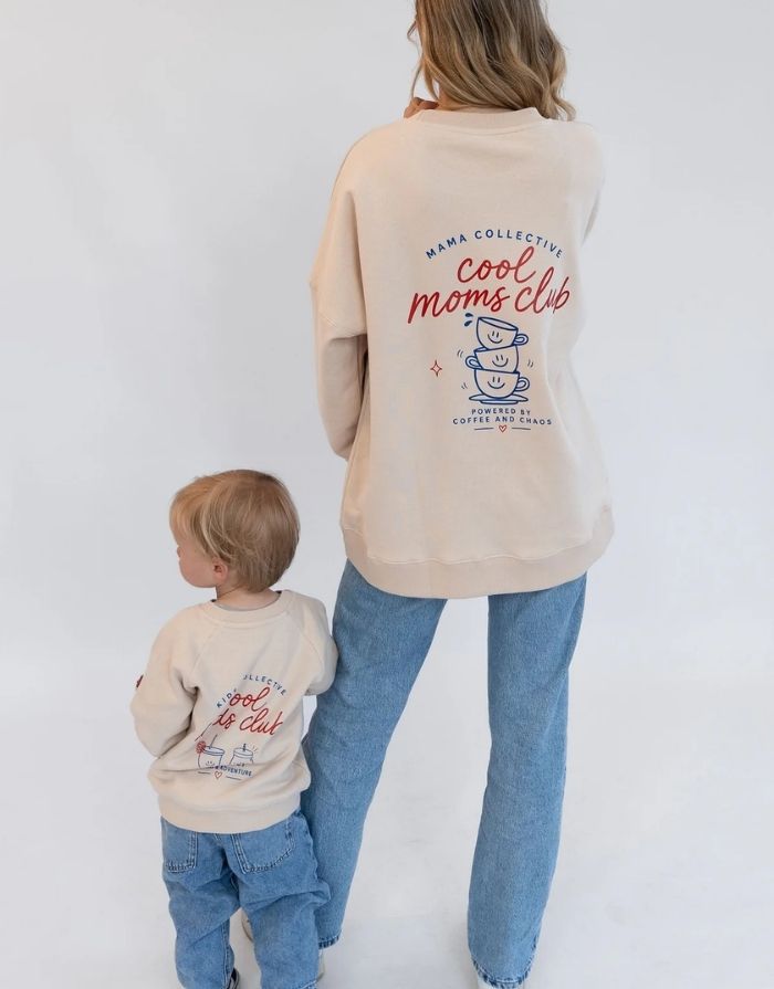 Liliput Cool Moms Club Oversize Sweatshirt für Damen mit Brustprint und großem Rückenprint mit zwei Kaffeetassen und „Powered by Coffee and Chaos“-Schriftzug, getragen.