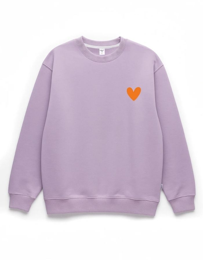 Liliput Motherhood Oversize Sweatshirt für Damen mit kleinem orangefarbenem Herz auf der Vorderseite und großem Motherhood-Schriftzug auf dem Rücken.