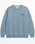  Liliput Boys Mom Club Oversize Sweatshirt für Damen mit dezentem Brustprint und großem Skateboard-Schriftzug auf dem Rücken.
