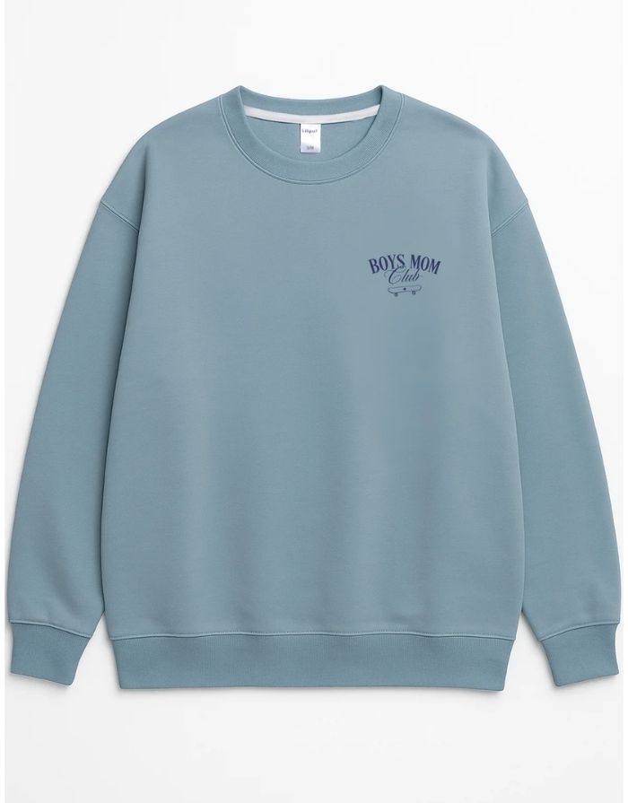  Liliput Boys Mom Club Oversize Sweatshirt für Damen mit dezentem Brustprint und großem Skateboard-Schriftzug auf dem Rücken.