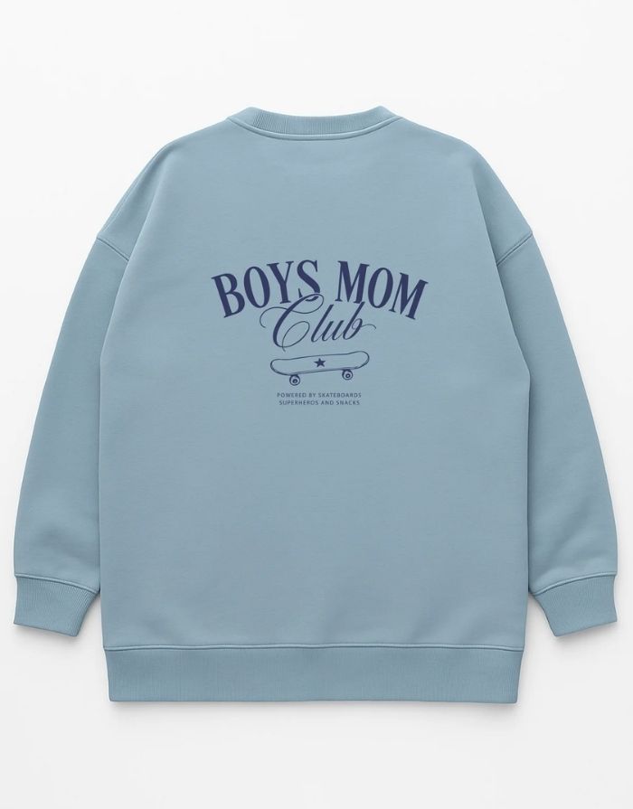  Liliput Boys Mom Club Oversize Sweatshirt für Damen mit dezentem Brustprint und großem Skateboard-Schriftzug auf dem Rücken.