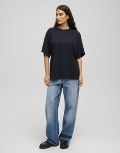 Kinsey Melea T-Shirt von MSCH Copenhagen in Black – oversized Fit, angesetzte Schultern, 100 % Bio-Baumwolle, minimalistisches Basic für entspannte Alltagslooks.