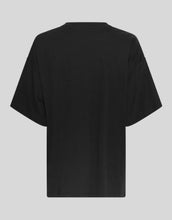 Laden Sie das Bild in den Galerie-Viewer, Kinsey Melea T-Shirt von MSCH Copenhagen in Black – oversized Fit, angesetzte Schultern, 100 % Bio-Baumwolle, minimalistisches Basic für entspannte Alltagslooks.
