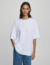 Laden Sie das Bild in den Galerie-Viewer, T-Shirt Kinsey Melea I Bright White

