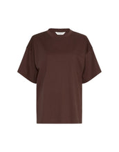 Laden Sie das Bild in den Galerie-Viewer, Kinsey Melea T-Shirt von MSCH Copenhagen in Braun – oversized Fit, angesetzte Schultern, 100 % Bio-Baumwolle, minimalistisches Basic für entspannte Alltagslooks.
