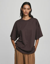 Laden Sie das Bild in den Galerie-Viewer, T-Shirt Kinsey Melea I Hot Fudge
