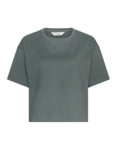 Laden Sie das Bild in den Galerie-Viewer,  MSCH Copenhagen T-Shirt Leana Laurel Wreath in Grün mit lockerer Passform und Rundhalsausschnitt.
