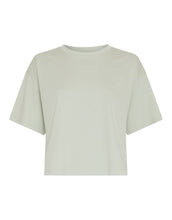 Laden Sie das Bild in den Galerie-Viewer, MSCH Copenhagen T-Shirt Moa Melea Bok Choy in Grün mit cropped Schnitt aus Bio-Baumwolle.
