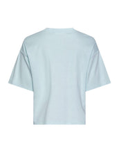 Laden Sie das Bild in den Galerie-Viewer, MSCH Copenhagen T-Shirt Moa Melea Summer Song in Hellblau mit cropped Schnitt aus Bio-Baumwolle.
