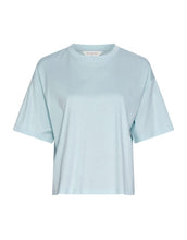 Laden Sie das Bild in den Galerie-Viewer, MSCH Copenhagen T-Shirt Moa Melea Summer Song in Hellblau mit cropped Schnitt aus Bio-Baumwolle.
