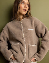 Laden Sie das Bild in den Galerie-Viewer,  VIVI MARI Teddy Fleecejacke in Mushroom mit Druckknopfleiste und Taschen.
