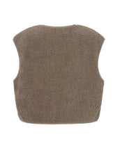 Laden Sie das Bild in den Galerie-Viewer, Nordlykk Teddyweste für Damen in Coffee Brown, ärmellose Weste aus Polyester mit Fronttaschen und minimalistischer Passform

