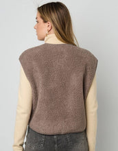 Laden Sie das Bild in den Galerie-Viewer, Nordlykk Teddyweste für Damen in Coffee Brown, ärmellose Weste aus Polyester mit Fronttaschen und minimalistischer Passform
