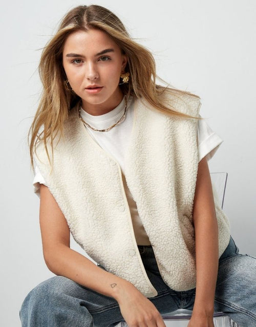 Nordlykk Teddyweste für Damen in Off-White, ärmellose Weste aus Polyester mit Fronttaschen und minimalistischer Passform
