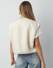 Laden Sie das Bild in den Galerie-Viewer, Nordlykk Teddyweste für Damen in Off-White, ärmellose Weste aus Polyester mit Fronttaschen und minimalistischer Passform
