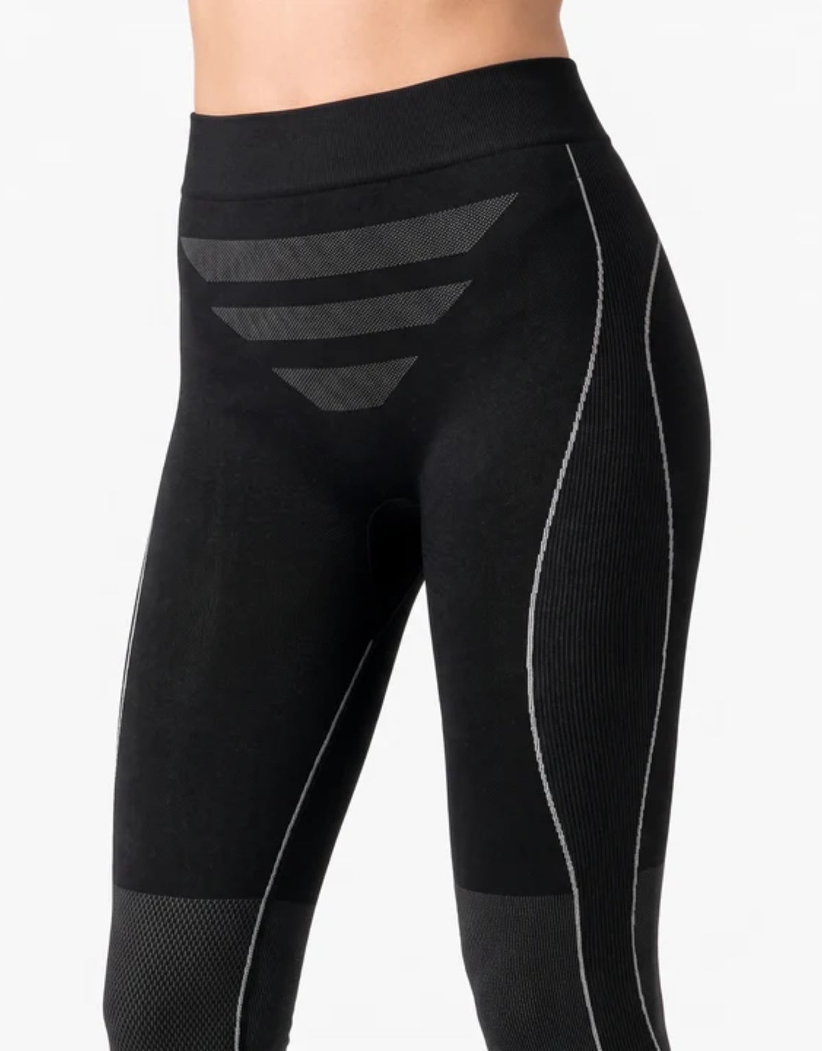 Schwarze Thermo Tights für Damen von SNOCKS aus elastischem, recyceltem Funktionsmaterial mit nahtloser Verarbeitung, breitem Bund und körpernaher Passform für kalte Tage.