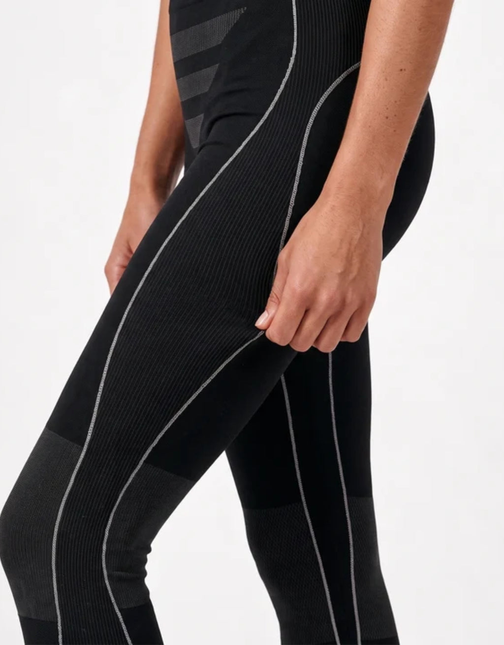 Schwarze Thermo Tights für Damen von SNOCKS aus elastischem, recyceltem Funktionsmaterial mit nahtloser Verarbeitung, breitem Bund und körpernaher Passform für kalte Tage.
