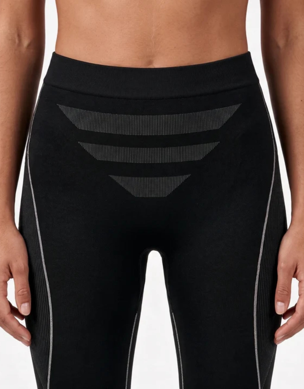 Schwarze Thermo Tights für Damen von SNOCKS aus elastischem, recyceltem Funktionsmaterial mit nahtloser Verarbeitung, breitem Bund und körpernaher Passform für kalte Tage.
