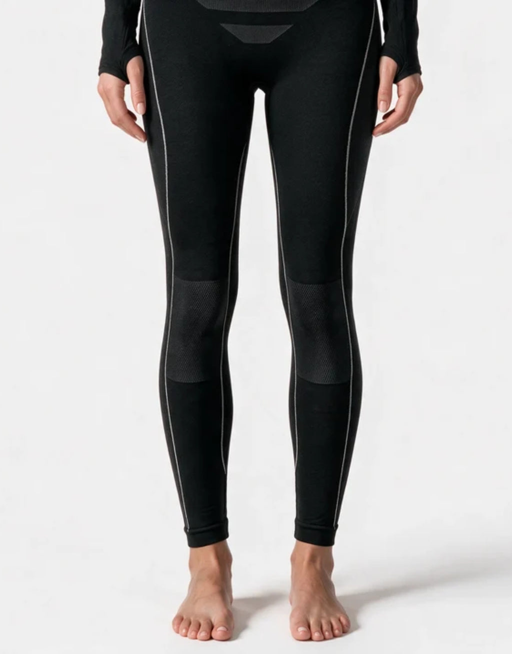 Schwarze Thermo Tights für Damen von SNOCKS aus elastischem, recyceltem Funktionsmaterial mit nahtloser Verarbeitung, breitem Bund und körpernaher Passform für kalte Tage.