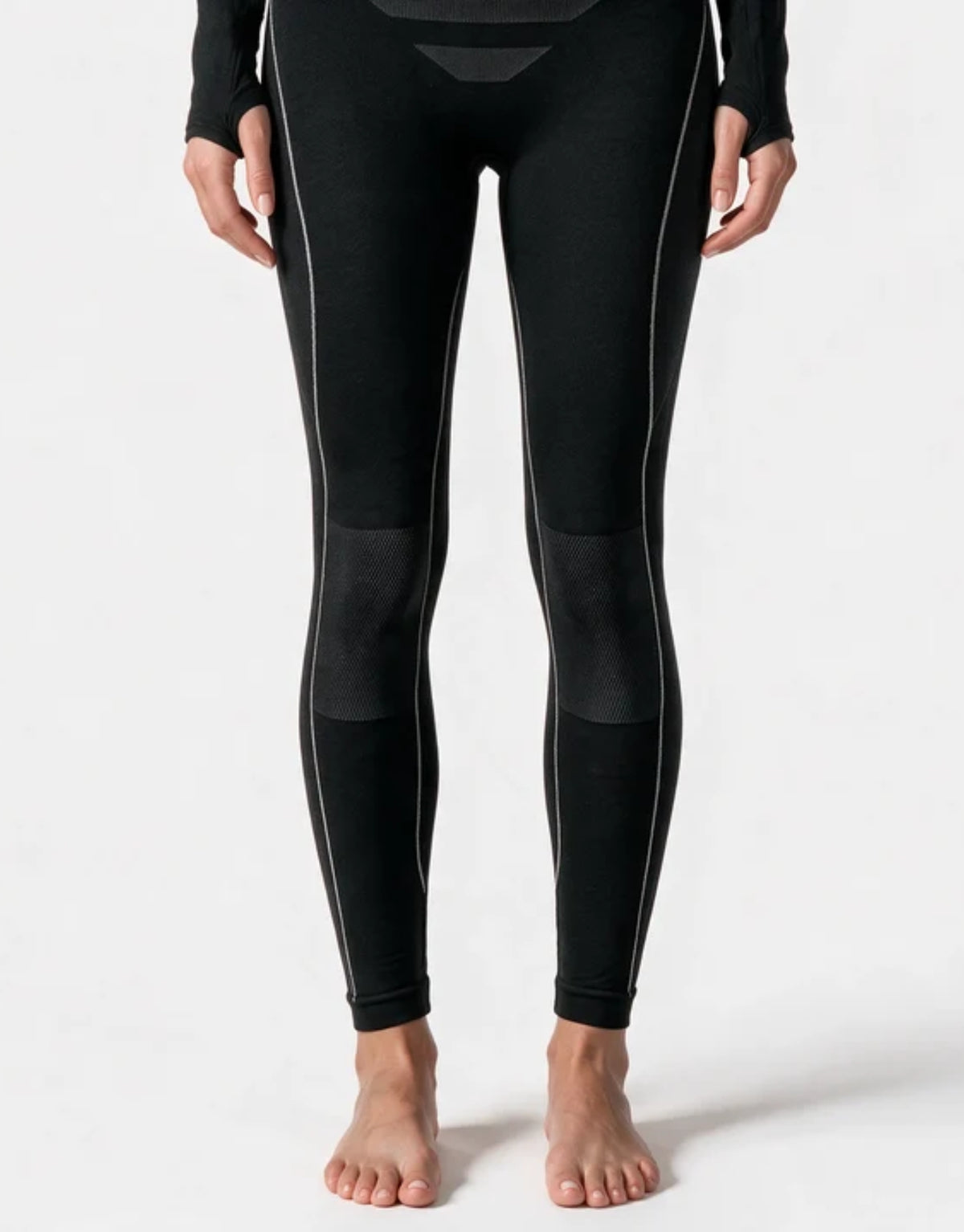 Schwarze Thermo Tights für Damen von SNOCKS aus elastischem, recyceltem Funktionsmaterial mit nahtloser Verarbeitung, breitem Bund und körpernaher Passform für kalte Tage.