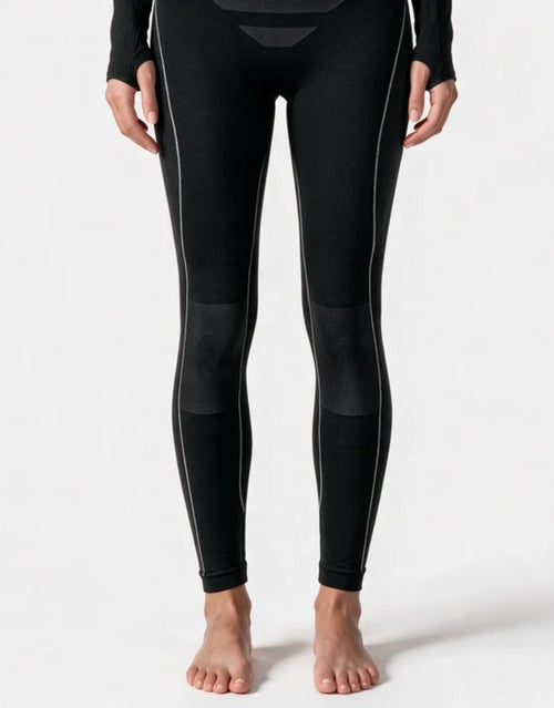 Schwarze Thermo Tights für Damen von SNOCKS aus elastischem, recyceltem Funktionsmaterial mit nahtloser Verarbeitung, breitem Bund und körpernaher Passform für kalte Tage.