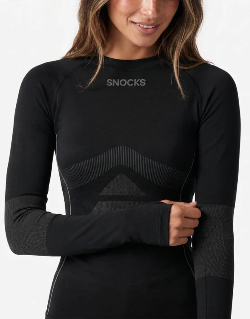 Schwarzes Thermo Longsleeve für Damen von SNOCKS aus elastischem, recyceltem Funktionsmaterial mit Raglanärmeln, Daumenlöchern und körpernaher Passform.