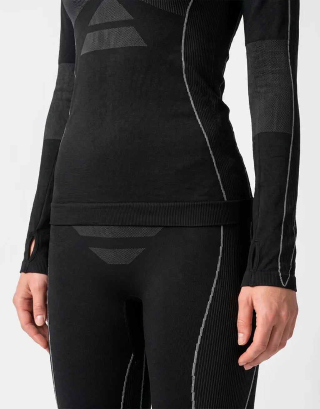 Schwarzes Thermo Longsleeve für Damen von SNOCKS aus elastischem, recyceltem Funktionsmaterial mit Raglanärmeln, Daumenlöchern und körpernaher Passform.