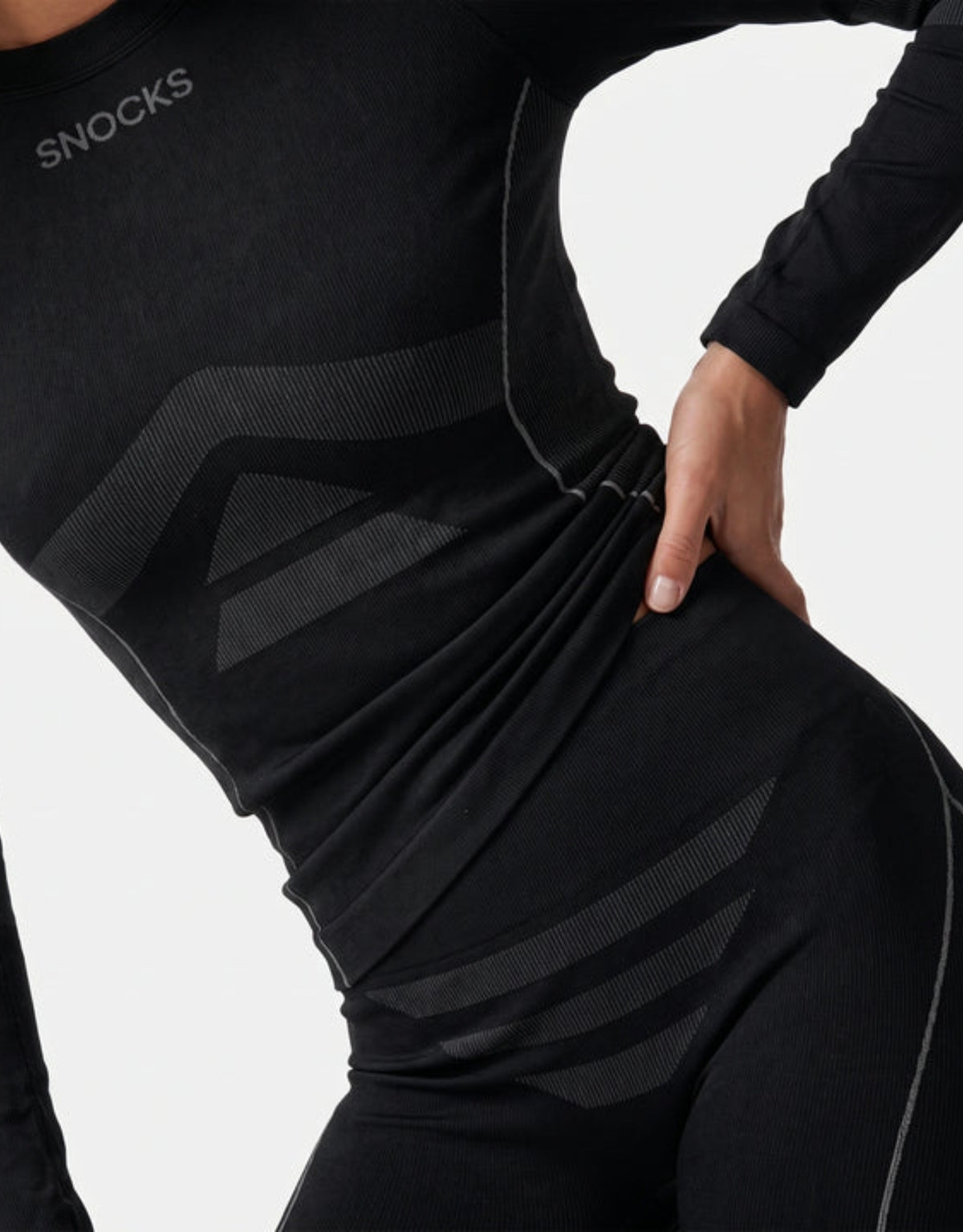 Schwarzes Thermo Longsleeve für Damen von SNOCKS aus elastischem, recyceltem Funktionsmaterial mit Raglanärmeln, Daumenlöchern und körpernaher Passform.