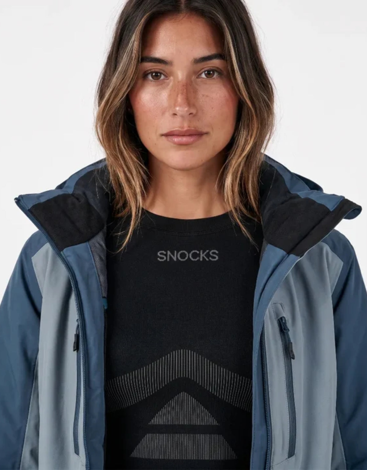 Schwarzes Thermo Longsleeve für Damen von SNOCKS aus elastischem, recyceltem Funktionsmaterial mit Raglanärmeln, Daumenlöchern und körpernaher Passform.