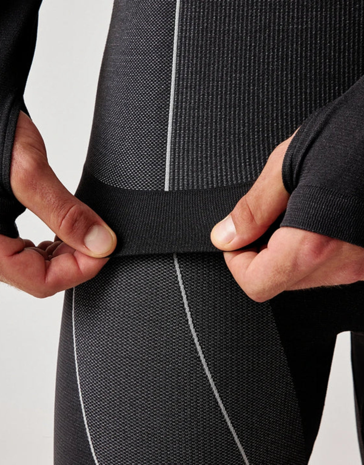 Schwarzes Thermounterhemd für Herren von SNOCKS aus elastischem, recyceltem Funktionsmaterial mit langen Ärmeln, praktischen Daumenlöchern und körpernaher Passform.