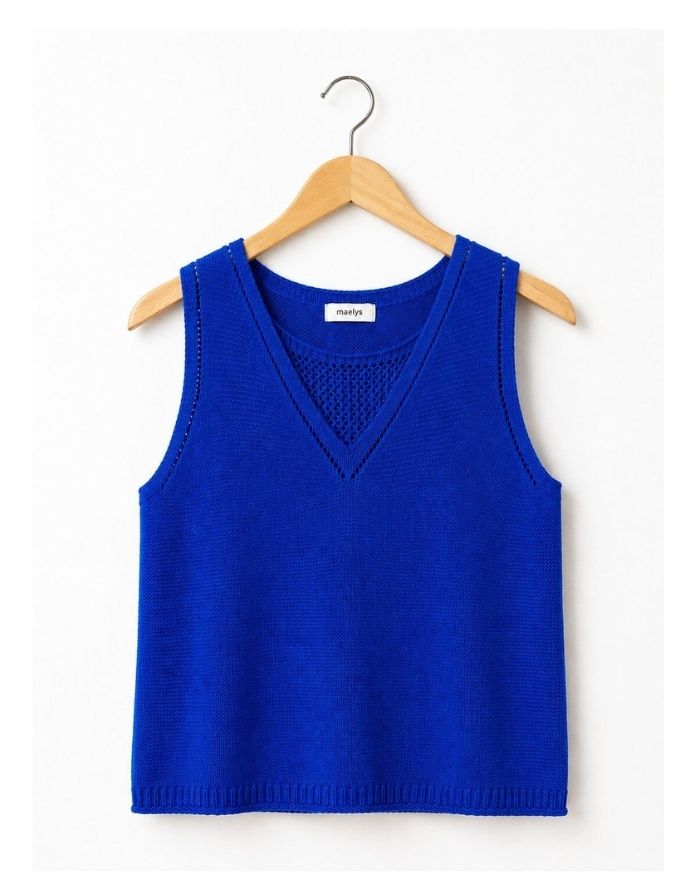  Ärmelloses Baumwollstrick-Top Blue von MAËLYS PARIS mit Rundhalsausschnitt und V-förmigem Ajour-Detail.