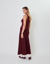 Laden Sie das Bild in den Galerie-Viewer,  OH APRIL Top Dany Cherrywood – körperbetontes Racer-Top aus Baumwoll-Mix mit pinker Herzchen-Stickerei, Größen XS–XL.
