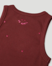 Laden Sie das Bild in den Galerie-Viewer,  OH APRIL Top Dany Cherrywood – körperbetontes Racer-Top aus Baumwoll-Mix mit pinker Herzchen-Stickerei, Größen XS–XL.
