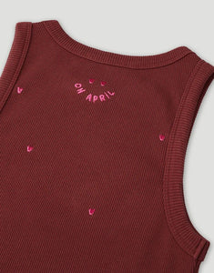  OH APRIL Top Dany Cherrywood – körperbetontes Racer-Top aus Baumwoll-Mix mit pinker Herzchen-Stickerei, Größen XS–XL.