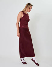 Laden Sie das Bild in den Galerie-Viewer,  OH APRIL Top Dany Cherrywood – körperbetontes Racer-Top aus Baumwoll-Mix mit pinker Herzchen-Stickerei, Größen XS–XL.

