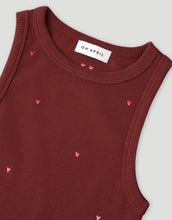 Laden Sie das Bild in den Galerie-Viewer,  OH APRIL Top Dany Cherrywood – körperbetontes Racer-Top aus Baumwoll-Mix mit pinker Herzchen-Stickerei, Größen XS–XL.
