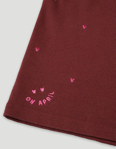  OH APRIL Top Dany Cherrywood – körperbetontes Racer-Top aus Baumwoll-Mix mit pinker Herzchen-Stickerei, Größen XS–XL.