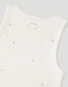  OH APRIL Top Dany Ivory – körperbetontes Racer-Top aus Baumwoll-Mix mit pinker Herzchen-Stickerei, Größen XS–XL.