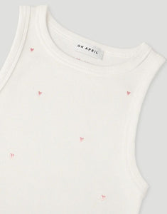  OH APRIL Top Dany Ivory – körperbetontes Racer-Top aus Baumwoll-Mix mit pinker Herzchen-Stickerei, Größen XS–XL.