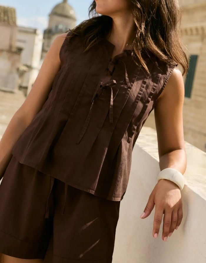 VILA Top Vitevira Tiestring Slate Black aus TENCEL™ mit ärmellosem Schnitt und Bindeband.
