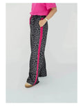 : OH APRIL Trackpants Kael Leo Grey – weite Damenhose mit rosa Seitenstreifen, Leo-Muster, Wide Leg Fit, Größen XS–XL.