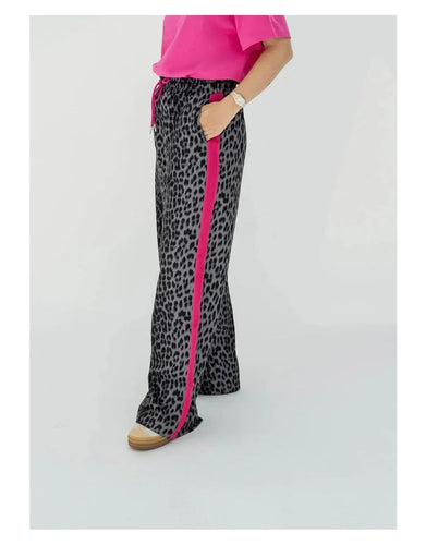 : OH APRIL Trackpants Kael Leo Grey – weite Damenhose mit rosa Seitenstreifen, Leo-Muster, Wide Leg Fit, Größen XS–XL.