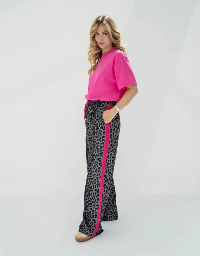 OH APRIL Trackpants Kael Leo Grey – weite Damenhose mit rosa Seitenstreifen, Leo-Muster, Wide Leg Fit, Größen XS–XL.