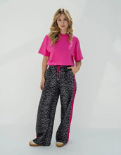 Laden Sie das Bild in den Galerie-Viewer, OH APRIL Trackpants Kael Leo Grey – weite Damenhose mit rosa Seitenstreifen, Leo-Muster, Wide Leg Fit, Größen XS–XL.

