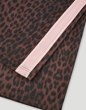 Laden Sie das Bild in den Galerie-Viewer, OH APRIL Trackpants Kael Leo Mocha – weite Damenhose mit rosa Seitenstreifen, Leo-Muster, Wide Leg Fit, Größen XS–XL.
