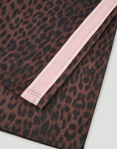 OH APRIL Trackpants Kael Leo Mocha – weite Damenhose mit rosa Seitenstreifen, Leo-Muster, Wide Leg Fit, Größen XS–XL.