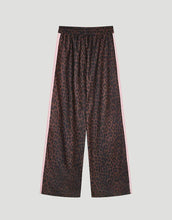 Laden Sie das Bild in den Galerie-Viewer, OH APRIL Trackpants Kael Leo Mocha – weite Damenhose mit rosa Seitenstreifen, Leo-Muster, Wide Leg Fit, Größen XS–XL.
