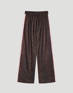 OH APRIL Trackpants Kael Leo Mocha – weite Damenhose mit rosa Seitenstreifen, Leo-Muster, Wide Leg Fit, Größen XS–XL.