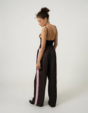 Laden Sie das Bild in den Galerie-Viewer, OH APRIL Trackpants Kael Leo Mocha – weite Damenhose mit rosa Seitenstreifen, Leo-Muster, Wide Leg Fit, Größen XS–XL.
