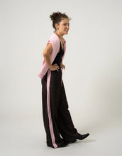 Laden Sie das Bild in den Galerie-Viewer, OH APRIL Trackpants Kael Leo Mocha – weite Damenhose mit rosa Seitenstreifen, Leo-Muster, Wide Leg Fit, Größen XS–XL.
